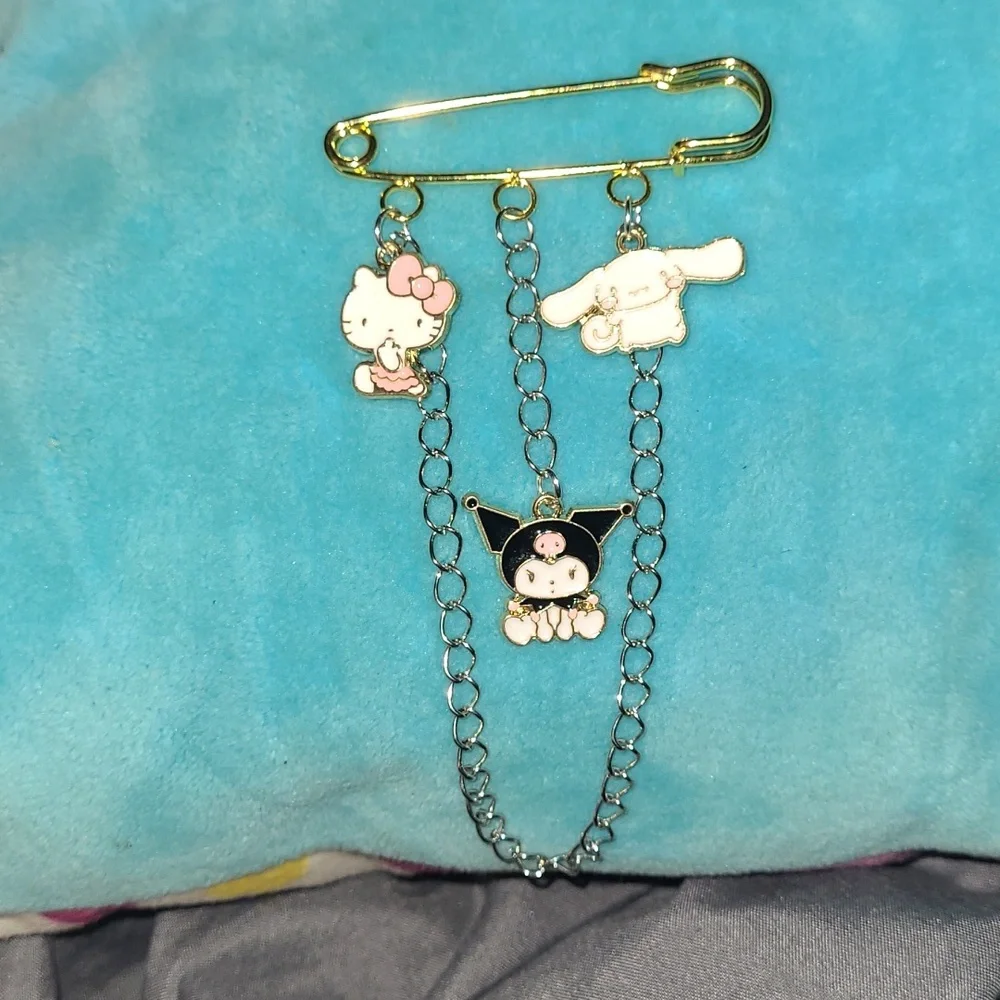 Hello Kitty Pin Brooch - Picture 3 of 6